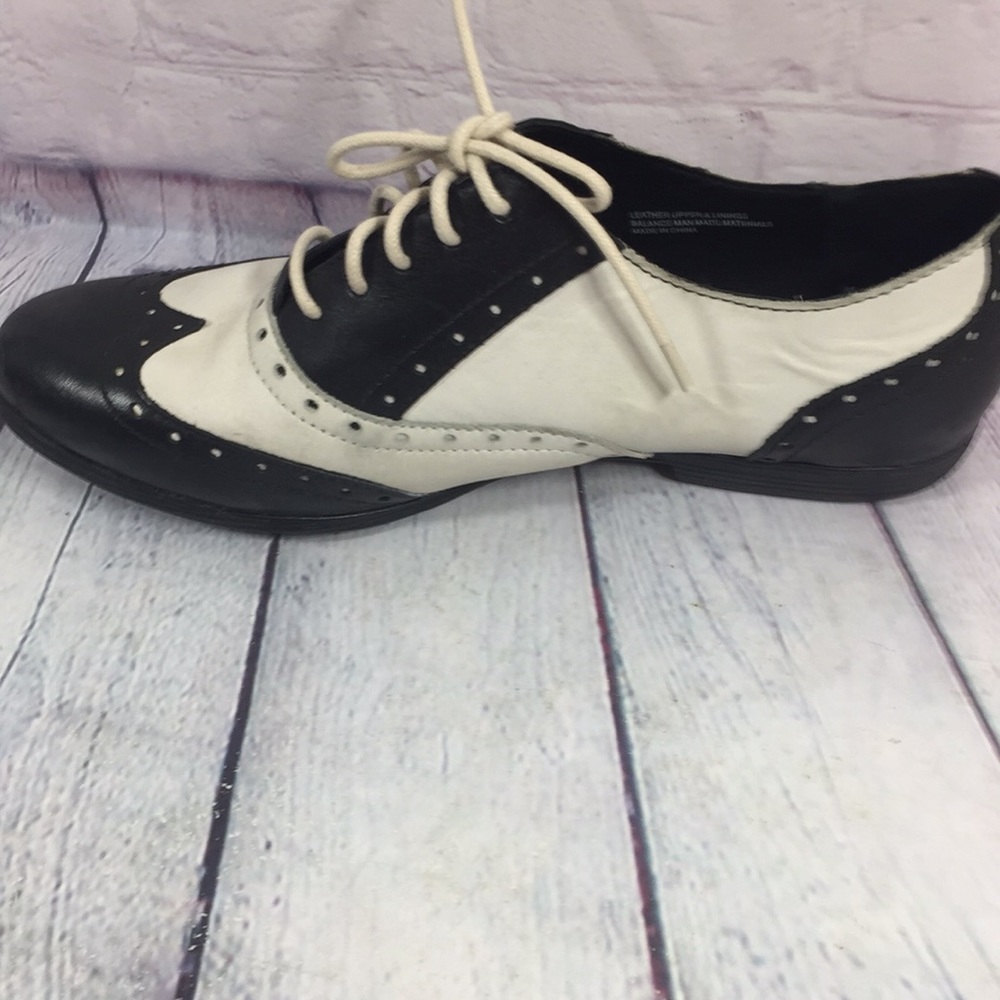 Born Wing Tip Lace Up Oxfords Size 10M